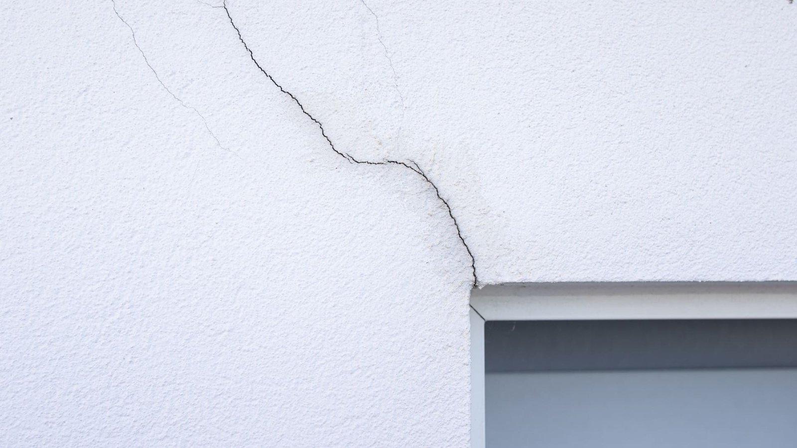 Microfissuras nas fachadas o início silencioso da degradação dos edifícios