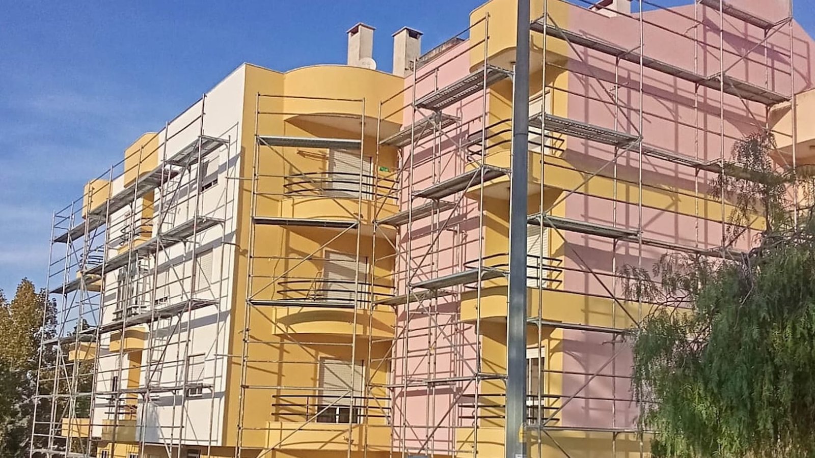 Antes e Depois Como a pintura e a impermeabilização de fachadas valorizam um prédio - cópia