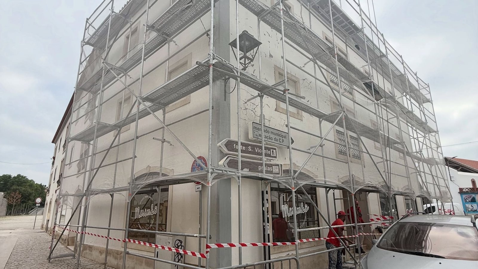 Reabilitação, pintura e isolamento de edifício no centro de Torres Vedras.