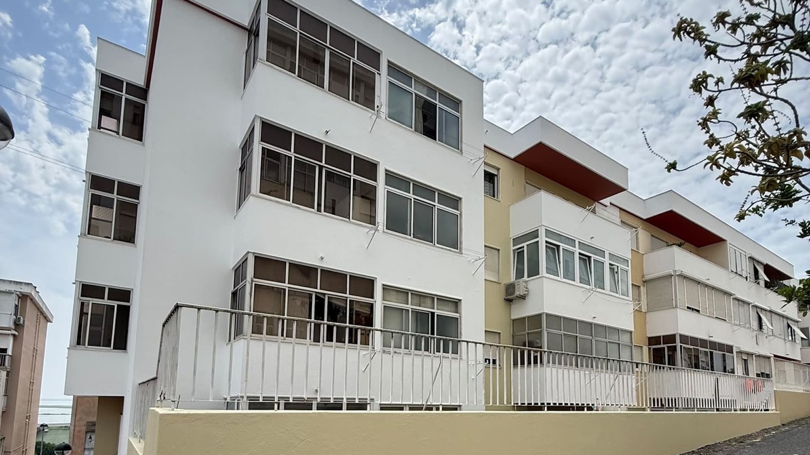 trabalho de Pintura e Reabilitação de Fachadas de prédio em Santa Iria da Azóia